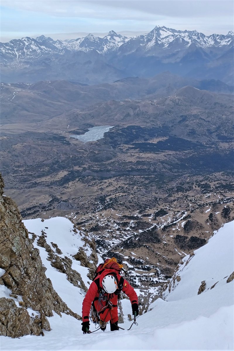UMEgob's tweet image. Los corredores de hielo, en Peña Telera y la Peña Sabocos, en el  Valle de Tena (Huesca), son los escenarios de la instrucción específica de montaña 🏔️ que realiza esta semana el equipo #MSAR del #BIEM4

&quot;¿Por qué subir montañas? Porque están ahí&quot; (George Mallory)