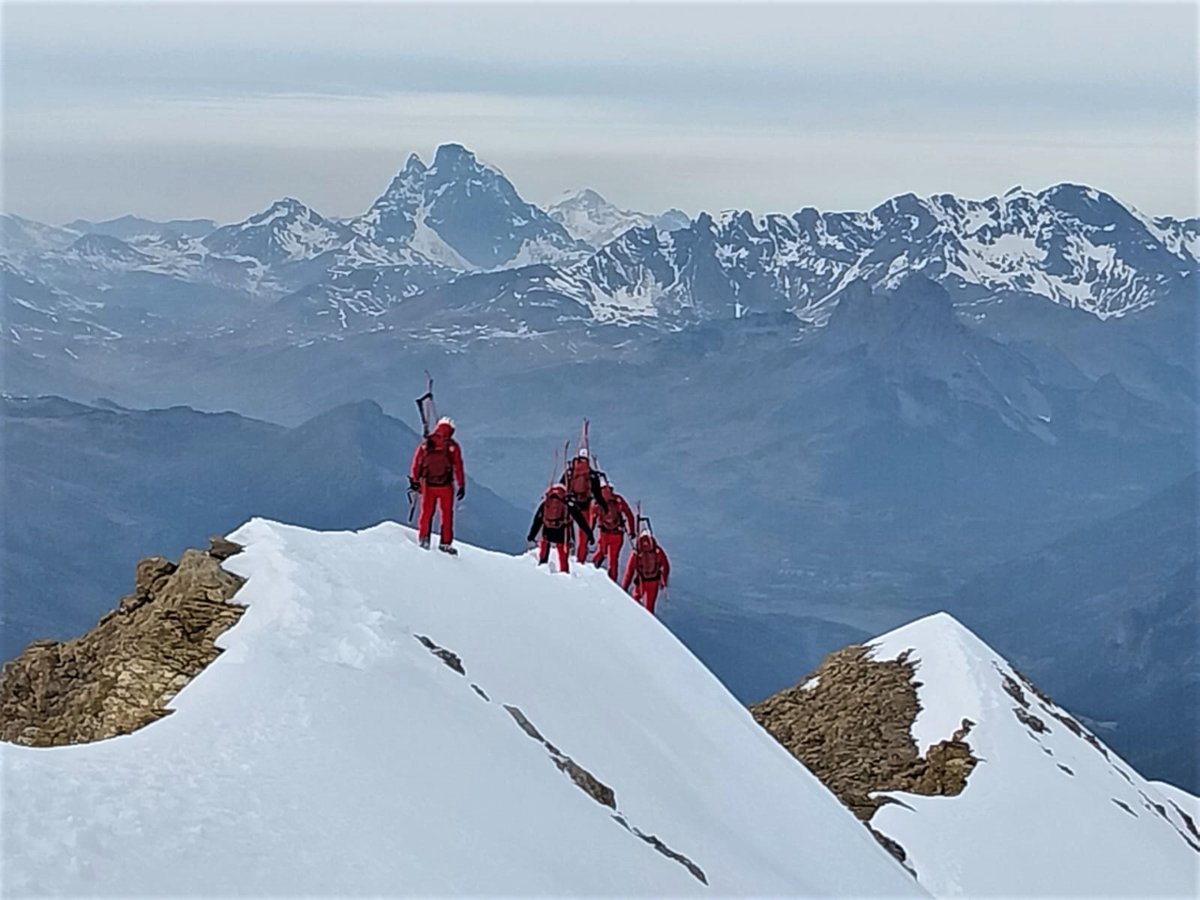 UMEgob's tweet image. Los corredores de hielo, en Peña Telera y la Peña Sabocos, en el  Valle de Tena (Huesca), son los escenarios de la instrucción específica de montaña 🏔️ que realiza esta semana el equipo #MSAR del #BIEM4

&quot;¿Por qué subir montañas? Porque están ahí&quot; (George Mallory)