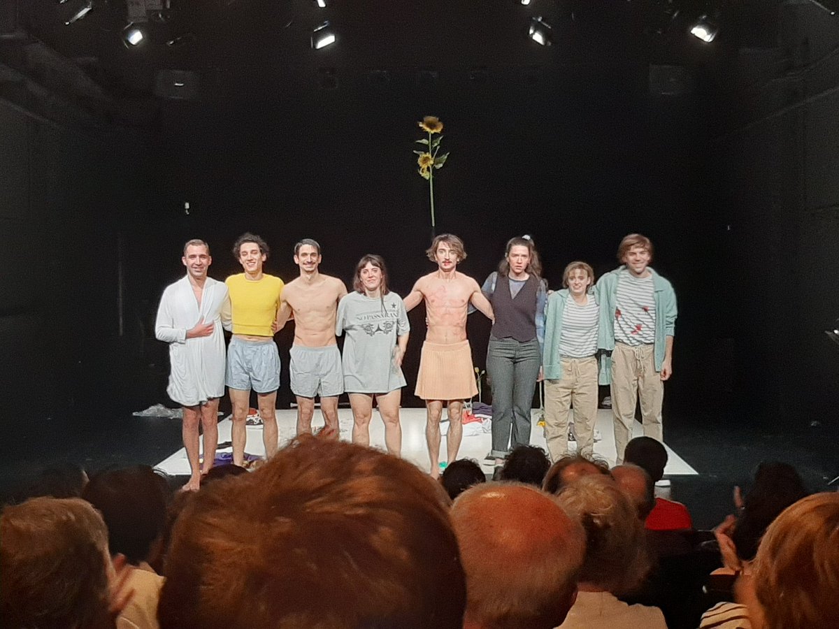 jordivilaro70's tweet photo. Quin 'tour de force' aquesta colla de La cremosa, redeu!, i quina bestiesa de teatre, el de Sarah Kane: incomoditat, dolor, patiment... Bitxo teatral directe a la gola! #Purificats https://t.co/FbDLPWi9nQ