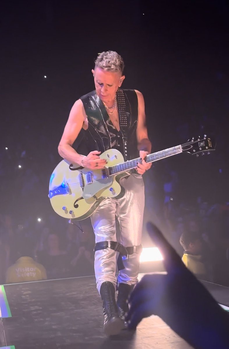 guys i know im annoying idgaf I can’t believe how close I was to Dave and Martin like this was all I could have dreamed of 😭😭😭