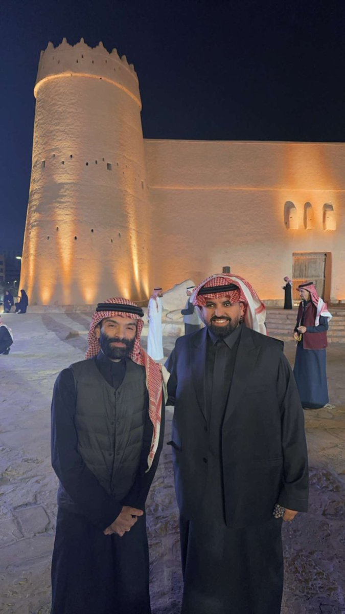 KHALIDALSULTAN2's tweet photo. سعدتُ الليلة بحضور أمسية رائعة مفعمة بالأصالة والمعلومات الثقافية الفريدة عنوانها #االعمارة_السلمانية من تنظيم @manatalriyadh وضمن فعاليات #ديوانية_الرياض وبرعاية كريمة لسمو أمين منطقة #الرياض @BinAyyafFaisal . 
في أجواء #قصر_المصمك التاريخية وبحضور متخصص من مهندسين، ومعماريين، ومثقفين، استمعوا لمعلومات ثرية عن هذا الأسلوب الفريد المرتبط باسم والدنا وقائدنا وملكنا حفظه الله، وشكلت أسلوباً عمرانياً مميزاً يتهج الحفاظ على الموروث الثقافي، والمواءمة بين الأصالة والحداثة، من خلال تصاميم عمرانية تستلهم التراث السعودي الفريد.