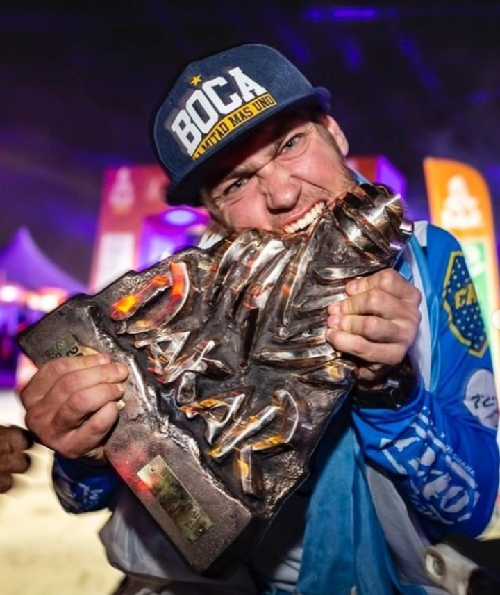 la12tuittera's tweet photo. 🗣️🇦🇷 Manuel Andújar, bicampeón del @dakar en cuatriciclo (2021, 2024):

"#Boca me cumplió el sueño y creo que me dio el reconocimiento que necesitaba la primera vez que yo llego a Arabia Saudita.

Etapa 3 o 4 del Dakar 2020 y voy con un escudo de Boca a cargar combustible en un pueblo en el medio de la nada, pero de la nada. Y me dicen… "¿Argentina?" Sí. "Maradona, Messi, Román…".

Entonces ya ahí, ya tengo el reconocimiento que yo necesitaba. Boca… tanto el Diego, Riquelme... Bueno, lo de Lionel (Messi), tema aparte, son personas que nos han hecho conocidos en el mundo y eso fue el reconocimiento más grande que yo tuve de Boca. 

Que te conozcan en Arabia Saudita, que no saben ni dónde queda Argentina, porque no tienen ni idea, vos le das un mapa y no tienen ni idea dónde queda y te digan "Riquelme"... ahí te das cuenta que Boca es grande.".

🎙️ @DiarioOle