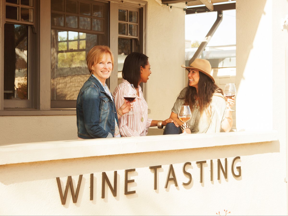 #GalentinesDay is coming up! Have some fun with your best girls in #ArroyoGrande:

1️⃣ Indulge in wine tasting. 🍇 
2️⃣ Browse women's wear at Meraki. 💍  
3️⃣ Enjoy candles and cocktails at The Mayan Collective. 🍸
4️⃣ Shop at Neighbors. 💐 
5️⃣ Take yourselves out for dinner. 🍽️