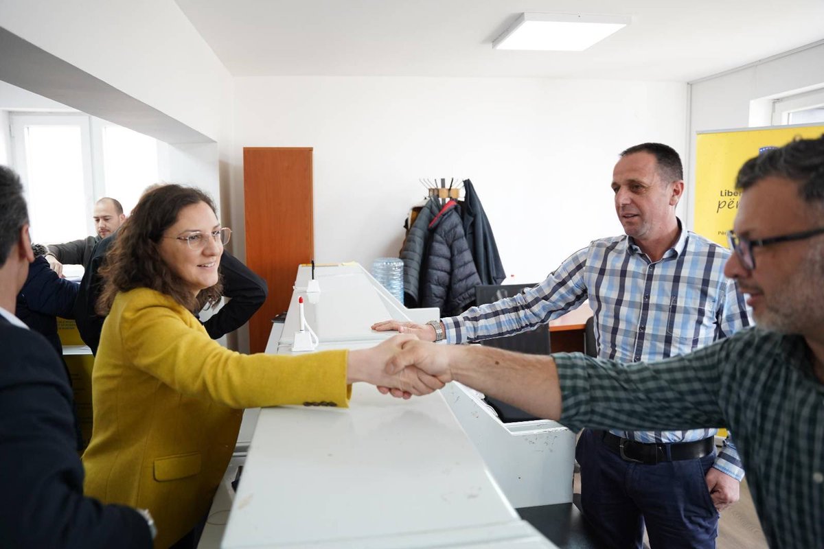 Artane_R's tweet photo. 📍Leposaviq 🇽🇰

Citizens here and in other municipalities in northern 🇽🇰 need high-quality public services.

Since November 2023, @PostaeKosoves provides services to all citizens, and with Mayor Hetemi we discussed opportunities for cooperation, especially in energy efficiency. https://t.co/lE8Ku5ojxb
