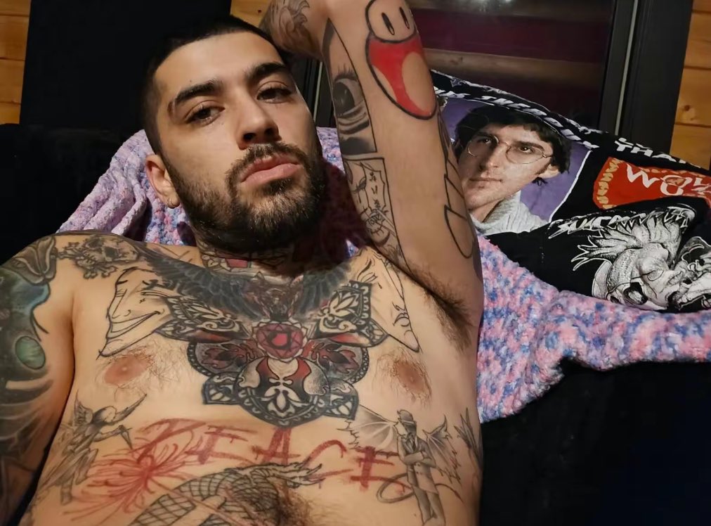 sweatzacky's tweet photo. o erro do zayn foi não mandar mensagens pra mim, ele não tem ideia do que eu faria pra ele me comer https://t.co/ZNrdJvC24l