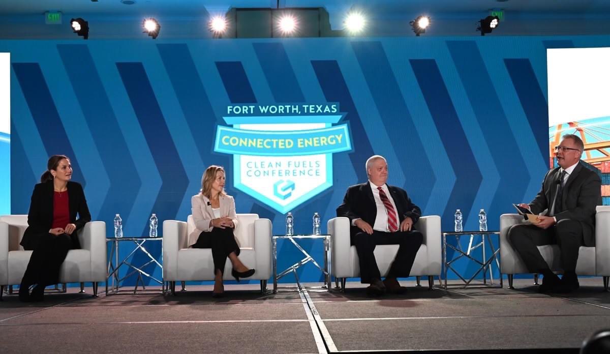 CleanFuelsAA's tweet photo. Top leaders from @PepsiCo &amp; @BNSFRailway took the mainstage to share their journey toward decarbonization using higher blends of #cleanfuels thanks to innovative solutions from companies like Darling, AGP, @Bayer and @optimuspgh. #CleanFuels24 #connectedenergy #BetterCleanerNow https://t.co/CqSCvOTrkT