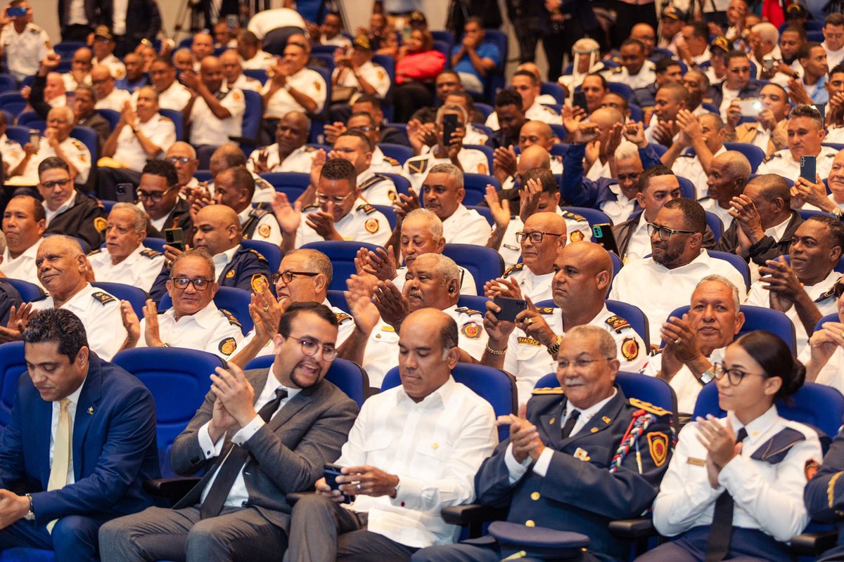 chuvasquez's tweet photo. Hoy anunciamos el incremento a 15 mil pesos mensuales  el salario mínimo para los miembros de #BomberosRD. Seguimos trabajando por el bienestar de nuestros servidores públicos, nuestros héroes del día a día. https://t.co/zpMcJCUCZS