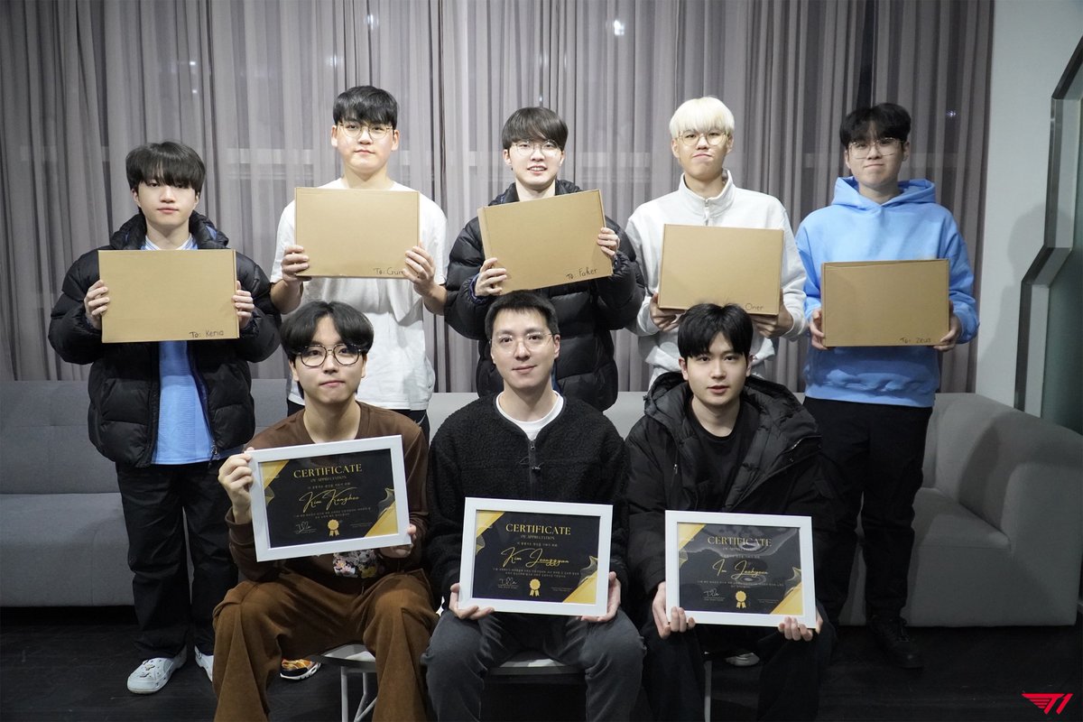 T1LoL's tweet photo. 여러분의 한결 같은 응원이 저희의 승리를 향한 원동력이 됩니다.
감사합니다.💪🏻

Our driving force for victory is your continued support.
Thank you!💪🏻

#T1WIN #T1Fighting https://t.co/U8TwCePCX1