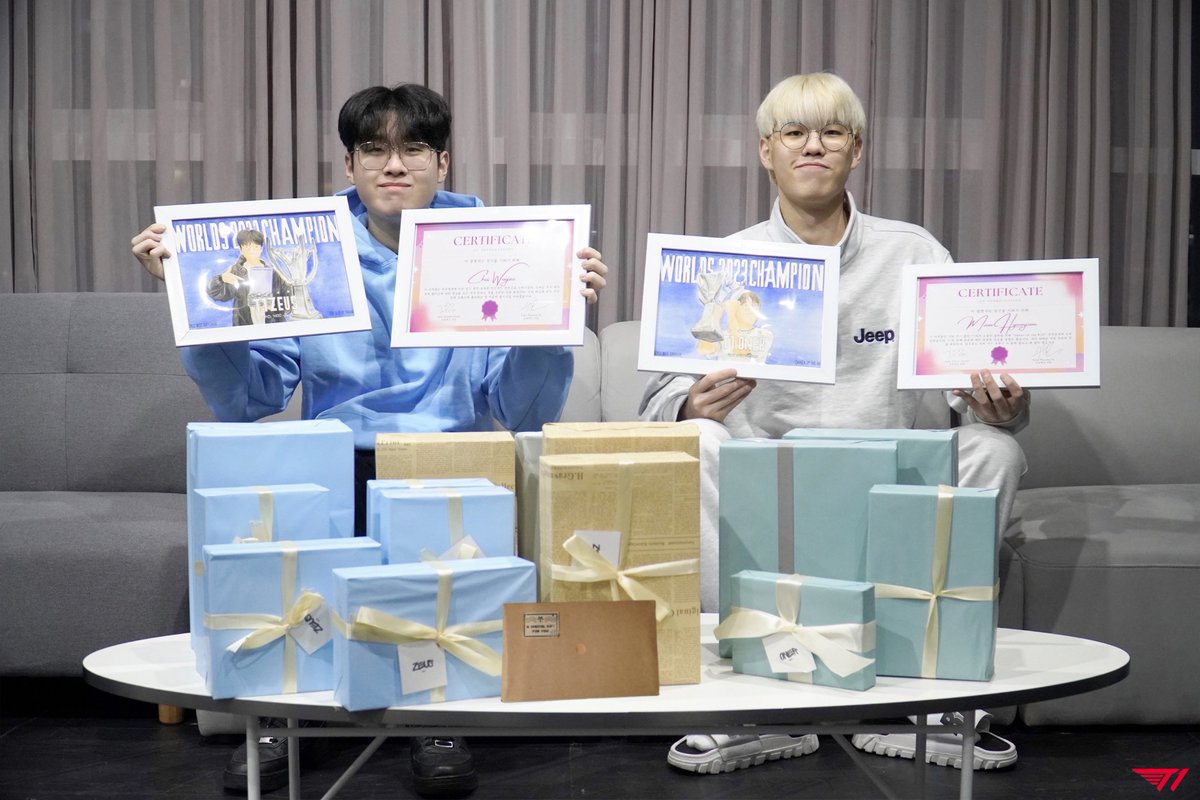 T1LoL's tweet photo. 여러분의 한결 같은 응원이 저희의 승리를 향한 원동력이 됩니다.
감사합니다.💪🏻

Our driving force for victory is your continued support.
Thank you!💪🏻

#T1WIN #T1Fighting https://t.co/U8TwCePCX1