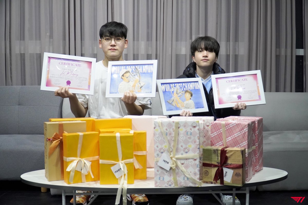 T1LoL's tweet photo. 여러분의 한결 같은 응원이 저희의 승리를 향한 원동력이 됩니다.
감사합니다.💪🏻

Our driving force for victory is your continued support.
Thank you!💪🏻

#T1WIN #T1Fighting https://t.co/U8TwCePCX1