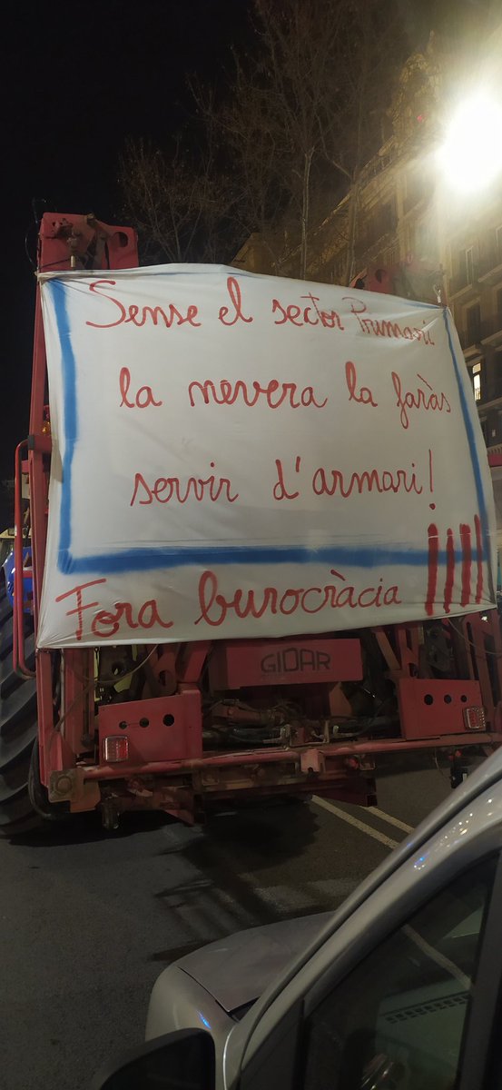 evelyn7am's tweet photo. Hoy 7 de febrero, los #agricultores toman las calles de #Barcelona a modo protesta. "Reclaman que se relajen las exigencias políticas medioambientales europeas y acuerdos comerciales con terceros países para cultivar con las mismas condiciones que los productores comunitarios". https://t.co/BVHa9R3pbH