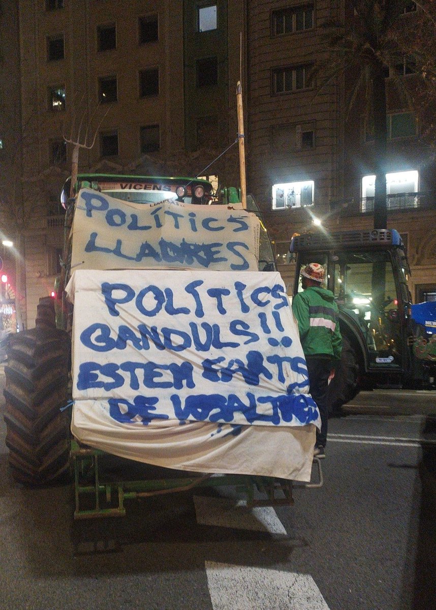 evelyn7am's tweet photo. Hoy 7 de febrero, los #agricultores toman las calles de #Barcelona a modo protesta. "Reclaman que se relajen las exigencias políticas medioambientales europeas y acuerdos comerciales con terceros países para cultivar con las mismas condiciones que los productores comunitarios". https://t.co/BVHa9R3pbH