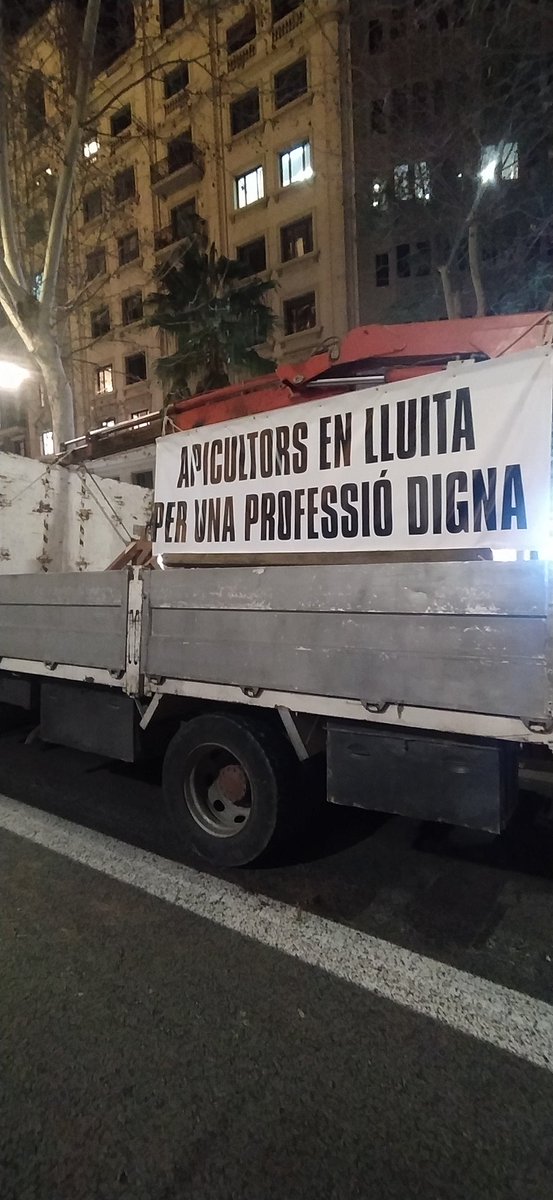 evelyn7am's tweet photo. Hoy 7 de febrero, los #agricultores toman las calles de #Barcelona a modo protesta. "Reclaman que se relajen las exigencias políticas medioambientales europeas y acuerdos comerciales con terceros países para cultivar con las mismas condiciones que los productores comunitarios". https://t.co/BVHa9R3pbH