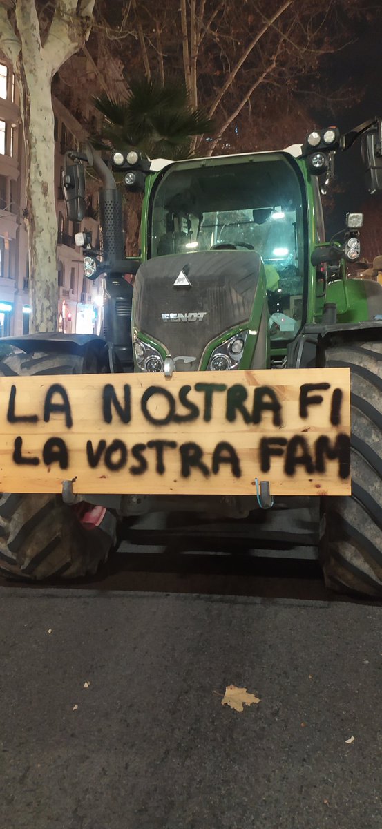 evelyn7am's tweet photo. Hoy 7 de febrero, los #agricultores toman las calles de #Barcelona a modo protesta. "Reclaman que se relajen las exigencias políticas medioambientales europeas y acuerdos comerciales con terceros países para cultivar con las mismas condiciones que los productores comunitarios". https://t.co/BVHa9R3pbH