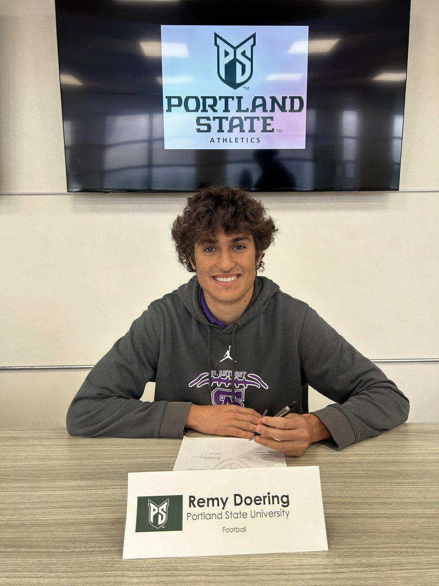 remy_h37's tweet photo. National Signing Day @psuviksFB @cfry_05 @OLCoachCam @raul3lara @SAHSFootball1 https://t.co/KNhHYhWmIg