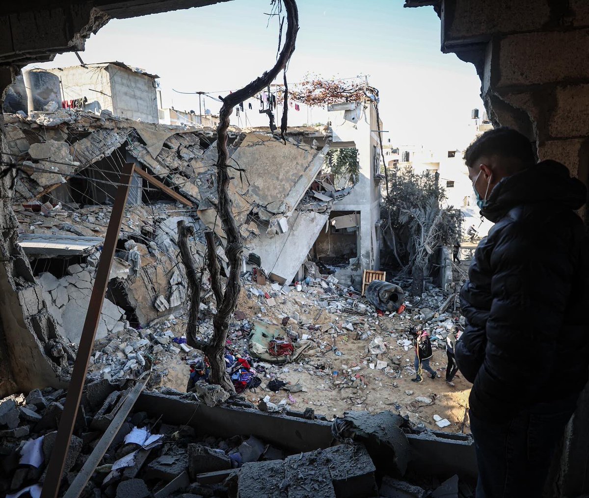 loayphoto's tweet photo. Photos | Palestinians inspect their destroyed house after it was targeted by Israeli aircraft, east of Rafah, south of the Gaza Strip.

(@loayphoto for @washingtonpost 📷) https://t.co/2mLxYmhZF0