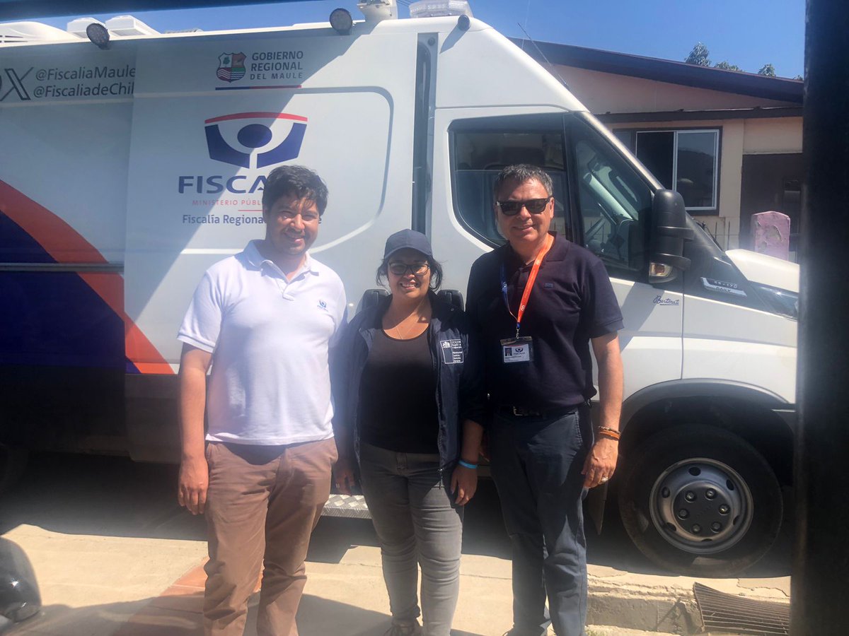 FRValparaiso's tweet photo. AHORA🛑Seremi de Justicia y DDHH, Paula Gutiérrez @MinjudhValpo visitó en terreno el trabajo que está realizando la #FiscalíaMóvil en Población Argentina de #Quilpué. La unidad está a cargo del Jefe #URAVIT @FiscaliaRegionV junto al Jefe #URAVIT @FiscaliaMaule @FiscaliadeChile https://t.co/Y8sGvlKqC4