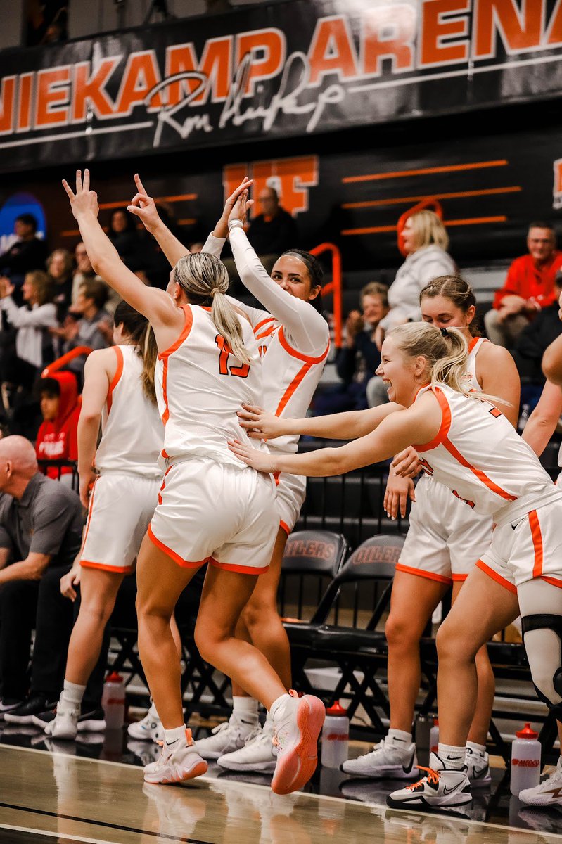 Happy National Girls &amp; Women in Sports Day! 🧡

#ufwbb #goilers