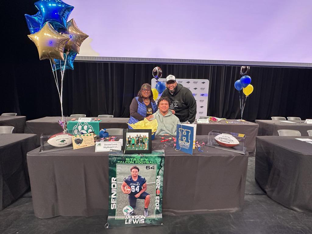 jaxsonlewis64's tweet photo. Made it official 📝 @CoachDJmayo @CoachFinnin https://t.co/kwy9kODChj