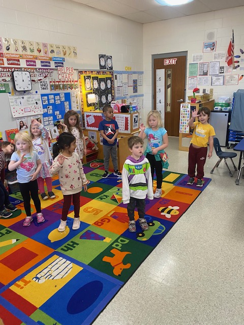 PKCarsonBarnes's tweet photo. Our lesson in Kindness leads us on an adventure of learning to greet people in their native language. We learned to say Hello in 15 different languages. Ni hoa, Bonjour, Konnischiwa, Ciao, Guten-tag, Hola, and Namaste are just a few. @Smith_Seabees @mister_equality #globalleaders https://t.co/vUOWqUXKFx
