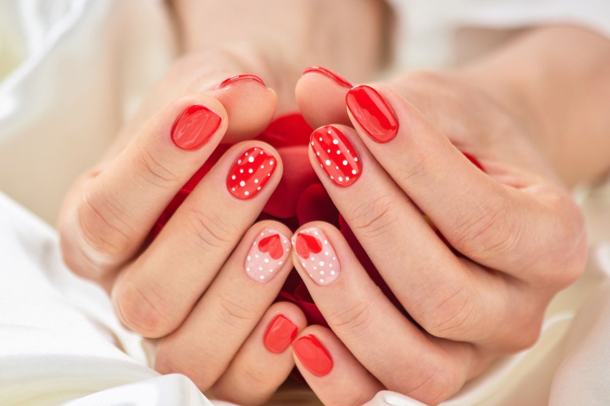 𝙂𝙚𝙩 𝙛𝙚𝙨𝙩𝙞𝙫𝙚 𝙛𝙤𝙧 𝙑𝙖𝙡𝙚𝙣𝙩𝙞𝙣𝙚'𝙨 𝘿𝙖𝙮! 
We offer a variety of #manicure services including natural, shellac, dip, nail art & more. Give us a call today & schedule an appt with our amazing #NailSpecialist Tina! 402-334-5030
#reflectionsomaha #reflectionssalon