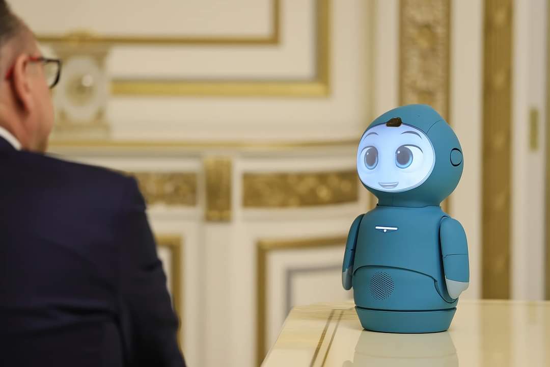 Hayrapetyan_M's tweet image. The Prime Minister Nikol Pashinyan received Paolo Pirjanyan, the founder of #Embodied. Company produced the #Moxie #AI #robot. Plans regarding the implementation of new programs and development of #artificial_intelligence and #robotics in #Armenia were discussed at the meeting.