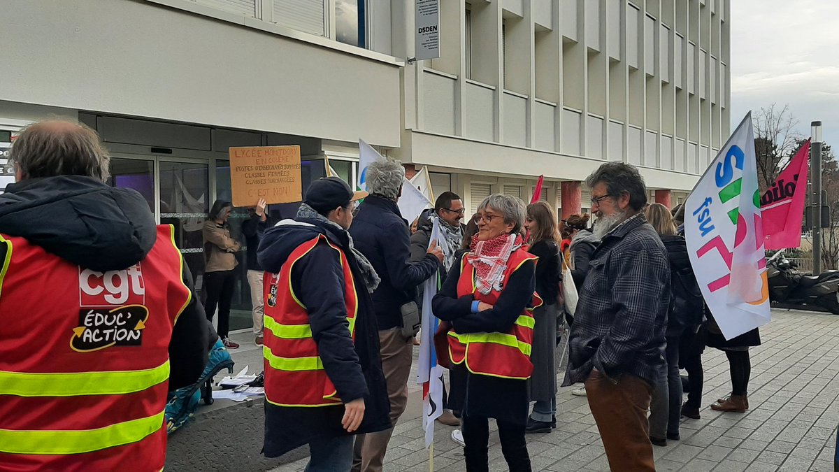 MBellaigue's tweet photo. La #fsu63 avec @SNUipp_FSU_63 et @SNESClermont présente cette après-midi devant la DSDEN aux côtés du lycée Mondory ! Action de tractage pendant le festival du court-métrage : #onlacherien ! ✊
Non au #ChocDesSavoirs, oui aux #moyens pour l'#EcolePublique ! https://t.co/rw6ZJ6bHbf