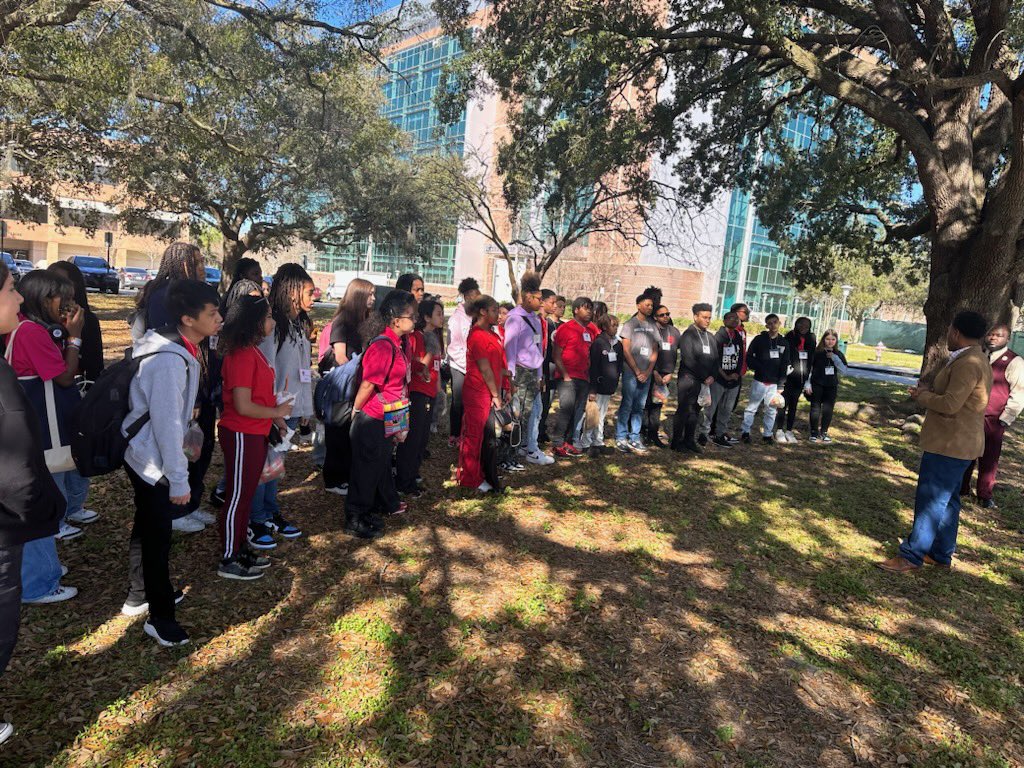 GiuntaMS_HCPS's tweet image. AVID Giants getting the USF experience, including Bio-Science lab. @MrYoung89139272 @TransformHCPS @VanAyresHCPS