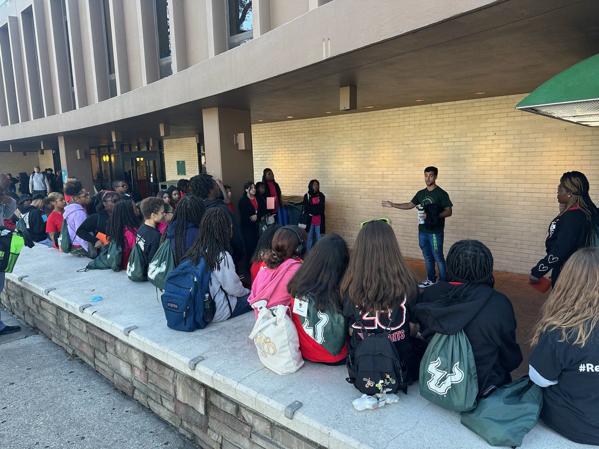 GiuntaMS_HCPS's tweet image. AVID Giants getting the USF experience, including Bio-Science lab. @MrYoung89139272 @TransformHCPS @VanAyresHCPS