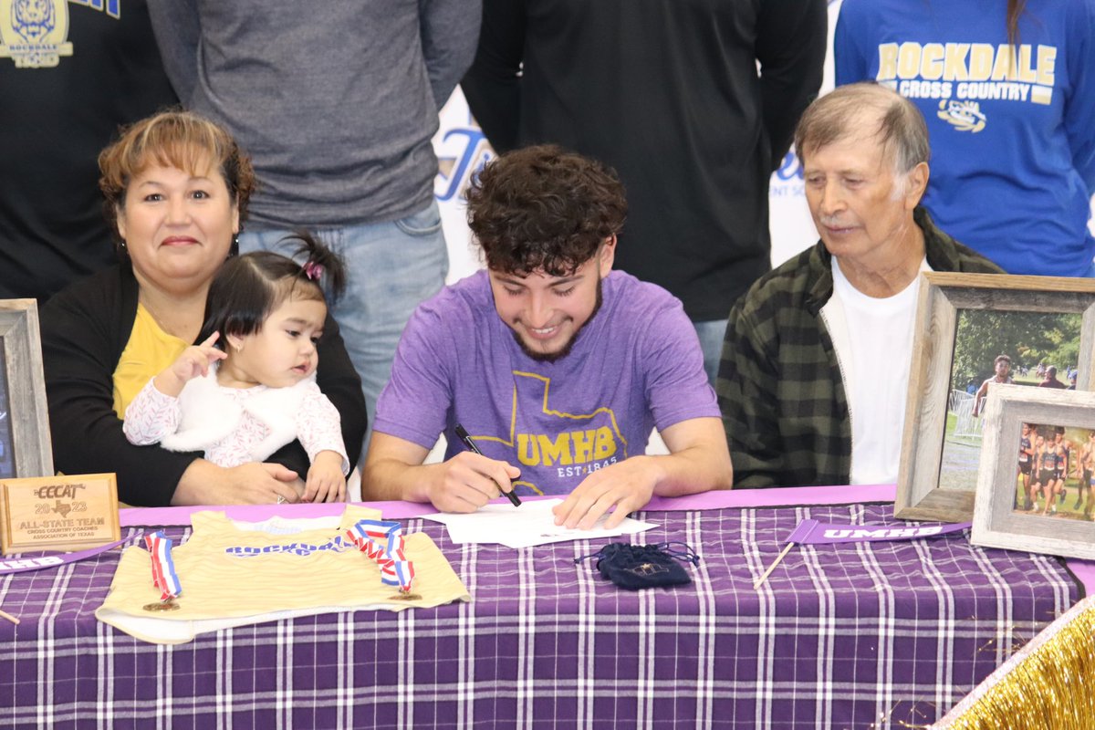 rtxtigers's tweet photo. Congratulations to Riley Spears, Jesus Bocanegra and Blaydn Barcak for signing their letter of intent to continue there academic and athletic careers at the University of Mary Hardin-Baylor! https://t.co/lcL7qtMveh