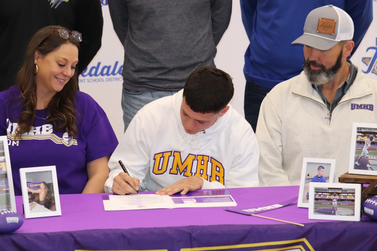 rtxtigers's tweet photo. Congratulations to Riley Spears, Jesus Bocanegra and Blaydn Barcak for signing their letter of intent to continue there academic and athletic careers at the University of Mary Hardin-Baylor! https://t.co/lcL7qtMveh
