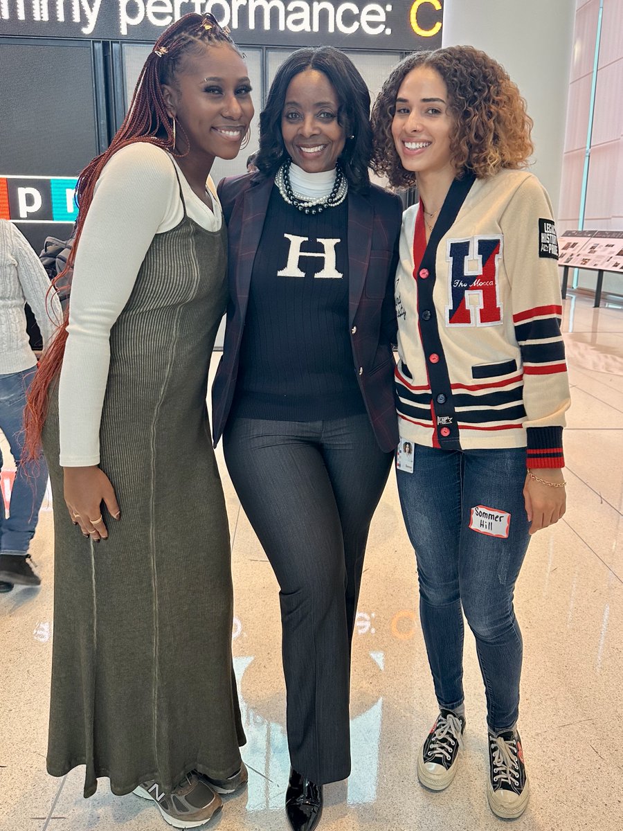 I remember when these amazingly brilliant ladies were students in my @NewsVisionHU capstone classes- now they are colleagues at @NPR! Thanks @AlanteSerene for sharing gems with our students and @sommerfhill for planning a spectacular day for @HowardU! #proudprofessor #journalism