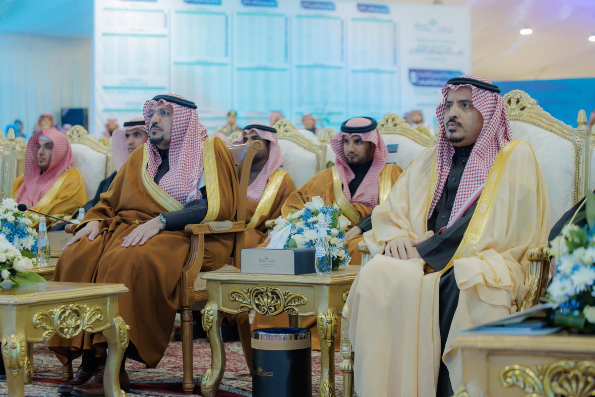 QassimUniv1's tweet photo. خلال الحفل الختامي برعاية سمو #أمير_القصيم بمركز دخنة ..

رئيس اللجنة التنظيمية لحملة #جامعة_القصيم بنسختها الخامسة «توعية وصحة وتثقيف» أ.د أحمد التركي: قام على هذه الحملة حوالي 400 من منسوبي الجامعة وطلبتها، شاركوا في تقديم وتنفيذ 300 برنامج، لخدمة أكثر من 5 آلاف شخص يوميًا من مختلف شرائح المجتمع.