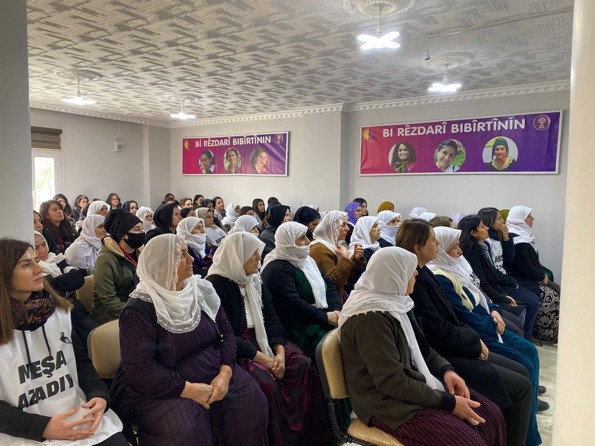 TJASIRNAK's tweet photo. Şandeya #MeşvanênAzadiyê yên jin li navçeya  Silopiyayê bi jinan re hatin cem hev, diyar kirin ku heta #MeşvanênAzadiyê negihêje armancên xwe wê çalakiyên wan bidomin, gotin,“Birêz Ocalan dikare doza Kurdan çareser bike.“Ji bo vê yekê dengê xwe bilind bikin me dest bi meşê kir. https://t.co/6VP74Z7h93