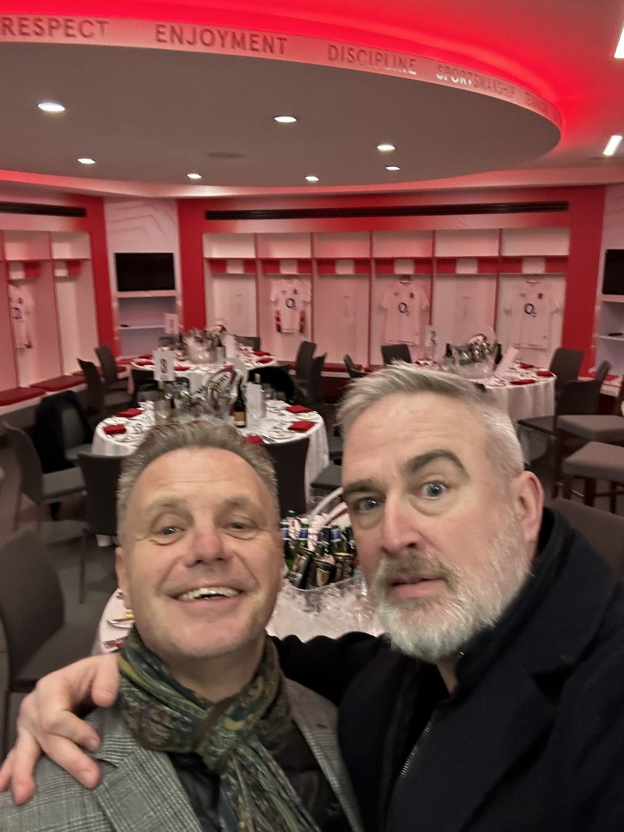 MrPaulBrunton's tweet image. Well now… how have I ended up in the England changing room at Twickenham?

#twickenham #5nations #FiveNations #englandrfu