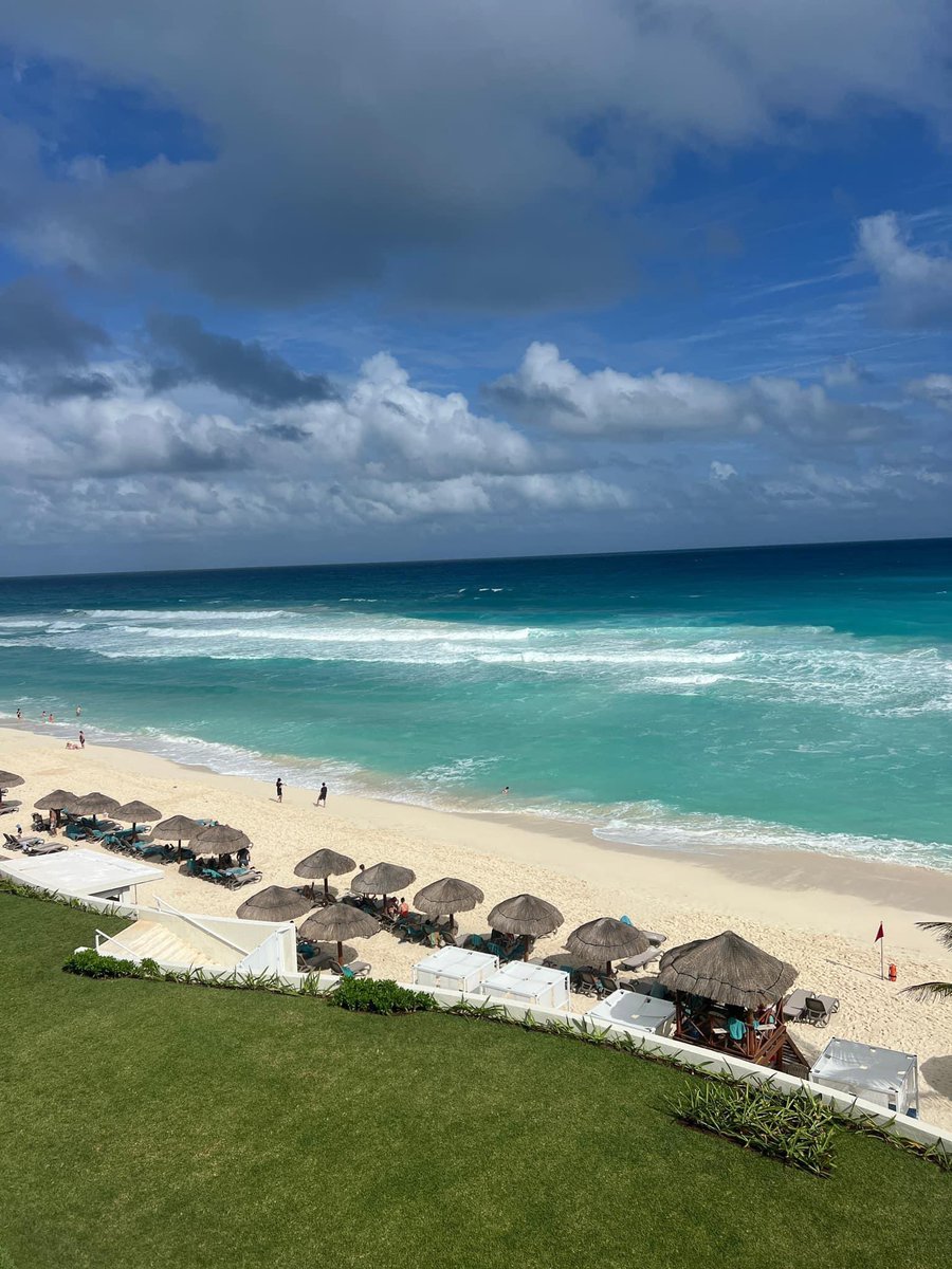 fvexchange's tweet photo. Imagine being by the beach while teaching yoga 🌺🌴 #hiltonvallartariviera #FitnessVacationExchange https://t.co/oJXNo14xqa