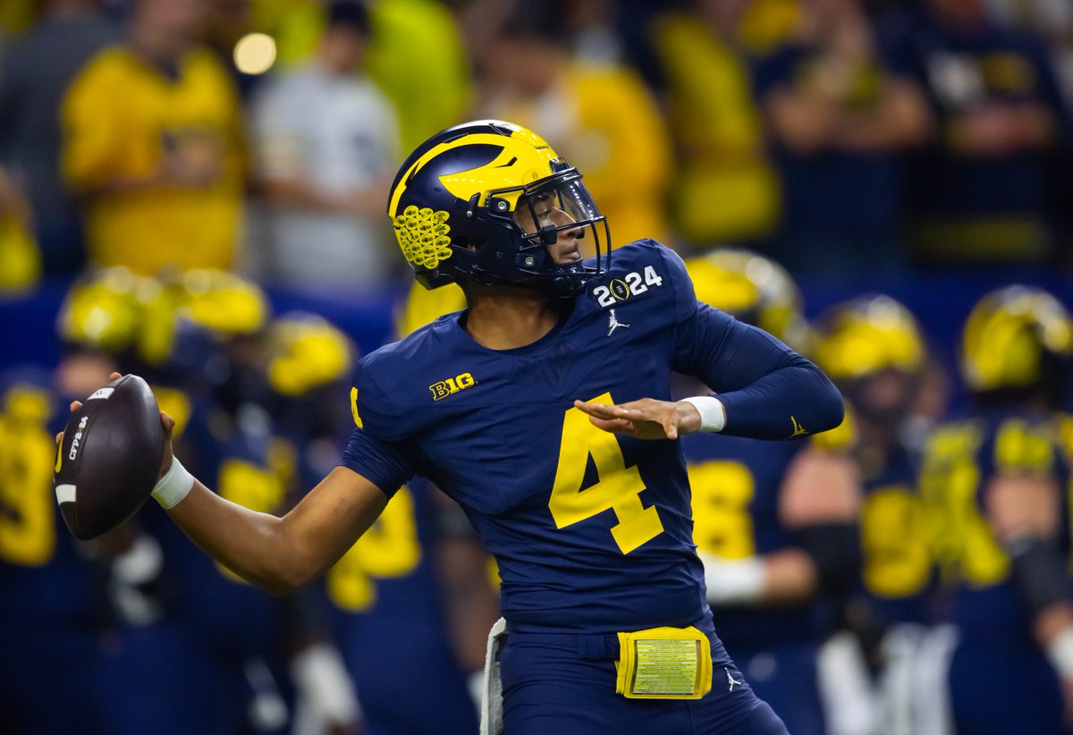 Michigan's quarterback battle is getting exciting! #GoBlue 👀

READ: bluebyninety.com/michigan-footb…
