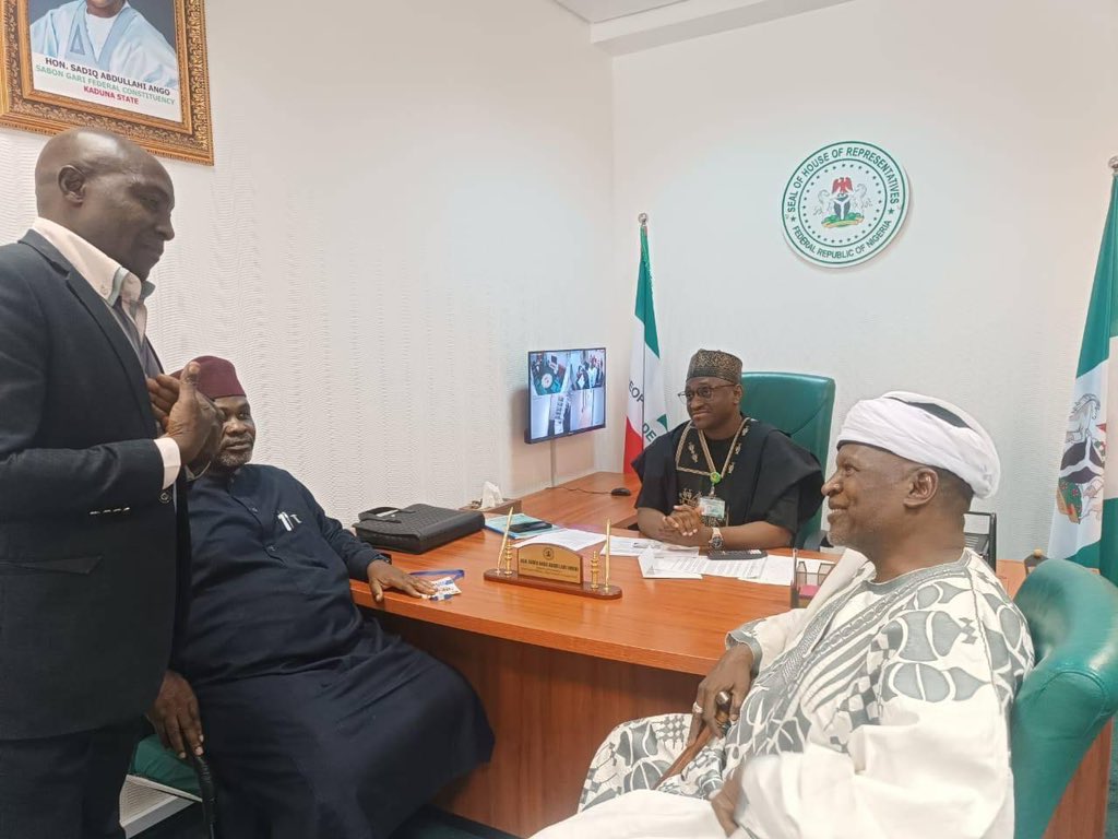 sadiqango's tweet image. Today, I was honored to receive a delegation of leaders from Unguwan Gwaiba, led by the  Executive Chairman of  Sabon Gari Local Government Council and accompanied by the District Head of Basawa, The Village Heads of Basawa and Bomo and other respected personalities. 
The purpose…