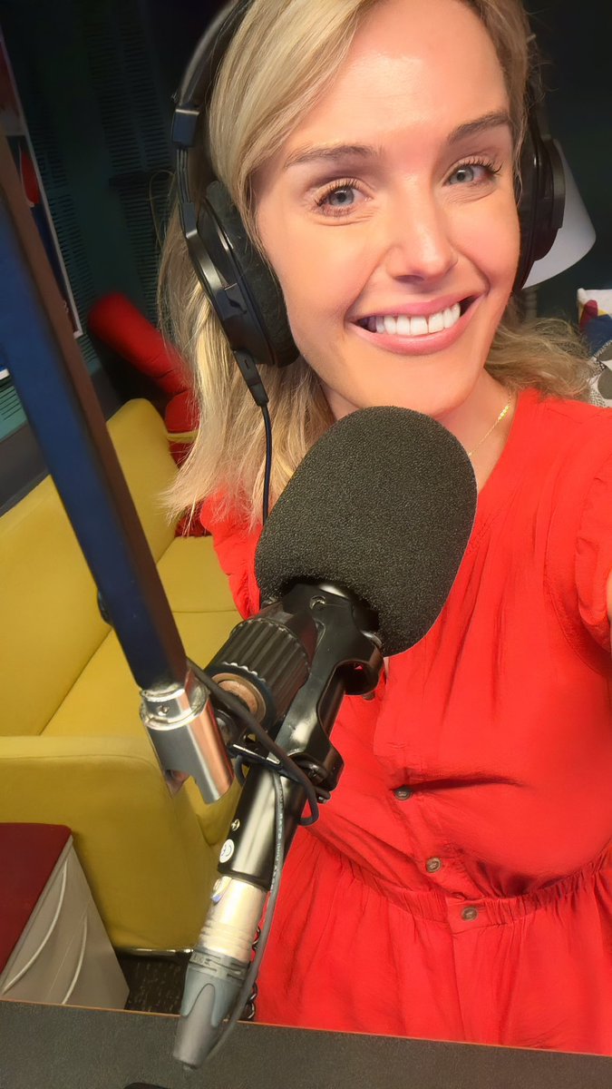 It’s been a hot minute.. but this morning ABC listeners across Straya can hear this pom banging out the news every 30 mins on <a href="/abcnews/">ABC News</a> radio brekky with <a href="/sarahdingle_/">Sarah Dingle 淑仪</a> - join us! abc.net.au/news/newsradio 📻🇦🇺☕️☀️✨