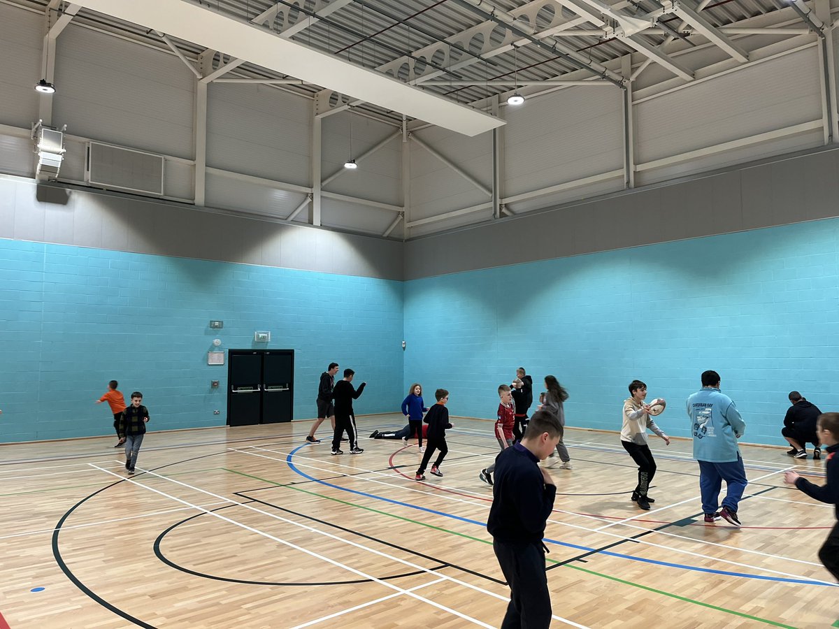 Another excellent @CymunedScarlets Llanelli ICC this evening @CSGsport 26 superstars (few camera shy) developing their rugby skills and most importantly lots of fun. Diolch as always @Jonnyevs_9 👏🏻 Diolch on coaching debut @officialaMikeB 👏🏻 @WRU_Scarlets #WRUHub #JerseyForAll