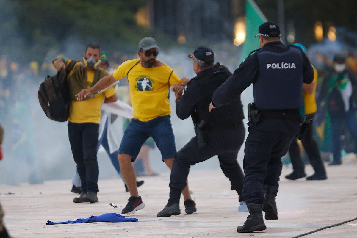 MarianaNaime's tweet image. Ha exatamente #1ano, 365 dias…vivíamos as nossas piores horas, angústia,indignação, decepção, revolta, medo e #muitador.
Hoje, ainda sem entender… seguimos lutando pela #VERDADE e #LIBERDADE de um dos maiores heróis que o Brasil conheceu, mas que sempre foi o nosso grande