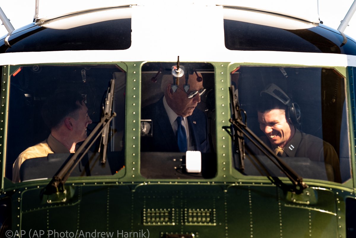 .@POTUS @JoeBiden speaks to pilots aboard Marine One as he arrives at the Wall Street Landing Zone in New York, Wednesday, Feb. 7, 2024, to attend fundraisers. (@AP Photo/@andyharnik)