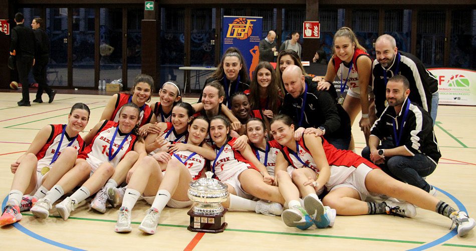 coachadri's tweet photo. A pesar de las experiencias que el deporte me está haciendo vivir y del poco tiempo que me deja⏰, siempre es un placer poder sacar un hueco para ayudar⛹️‍♀️ nuestros/as jugadores/as más jóvenes. ¡Nos vemos pronto👋 y (muchas) gracias @BizkaiaBasket 🏀❤️! https://t.co/K5RqKSCadk
