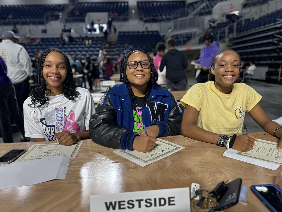WestsideWBB's tweet image. Congratulations to our Wolves who plan on continuing their academic and athletic careers at the next level! #AFAT #OnePackOneGoal 🐺🏀🐺🏀