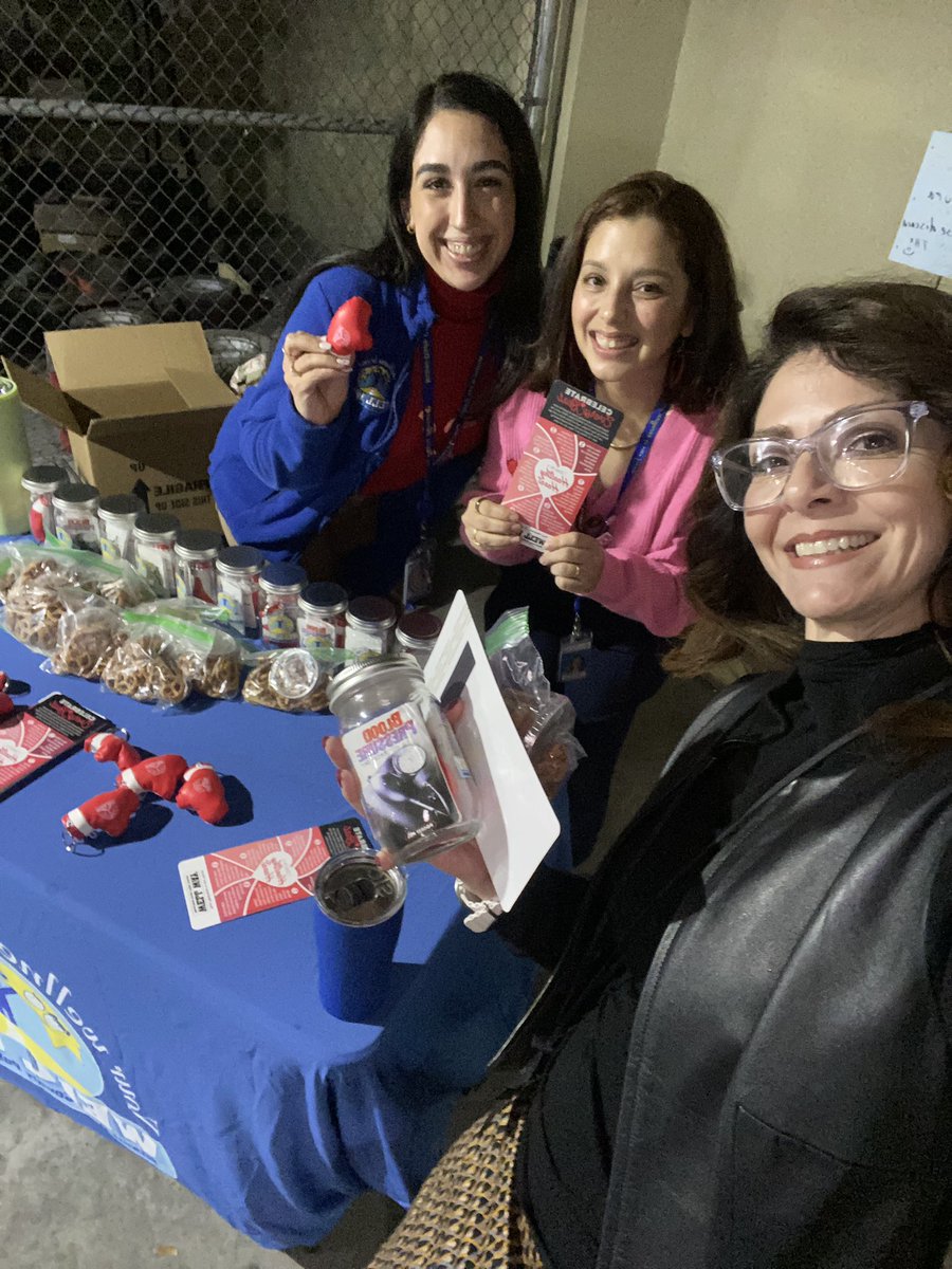 AileenVega123's tweet image. Walking into work today and already someone is making sure I take care of ME @MDCPSWellWay 
Thank you for the goodies and info for Heart Health month @MDCPSSTEAM @MDCPSSci @MDCPS
