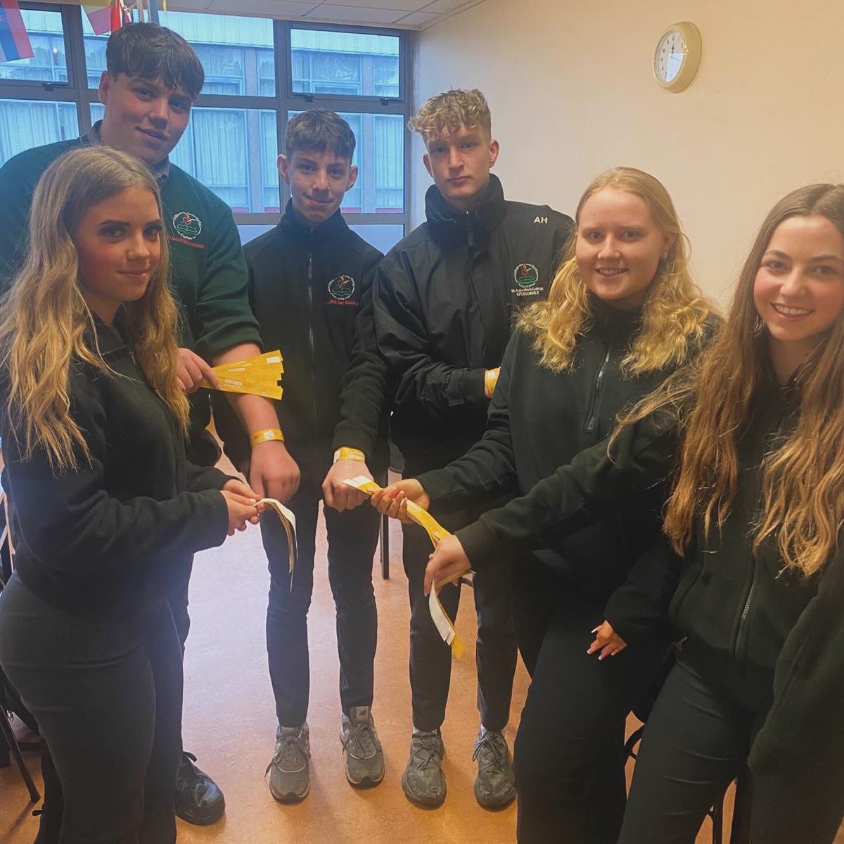 FriaryCollege's tweet photo. TY students distributed wristbands to junior classes as part of Safer Internet Day. #SID2024 #TechinourWorld We joined people in more than 180 countries around the world 🌎 celebrating Safer Internet Day 2024 (SID) 🛜💻🖥️⌨️ https://t.co/WxqgcSFzsM