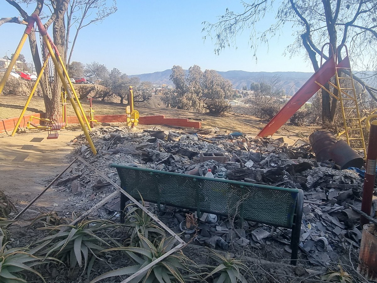 RutaDelHinchaCC's tweet photo. Amigos, respetamos el dolor ajeno, pero la atención se está desviando.
En Viña del Mar hay mas de 100 fallecidos, más de 400 desaparecidos y miles de damnificados producto de un brutal incendio.
Mañana debemos comprar más frazadas y artículos de higiene personal.
Hoy hemos recibido solo una donación de $20.000.
Apoyenos por favor 🙏.
Que la noticia no esté en televisión no quiere decir que el problema está superado y controlado.
Apoyenos por favor para seguir ayudando a los más necesitados. 
La gente esta desesperada pidiendo ayuda y no podemos perder tiempo valioso.
#UnaFrazadaParaViña
#LaRutaLaHacemosTodos