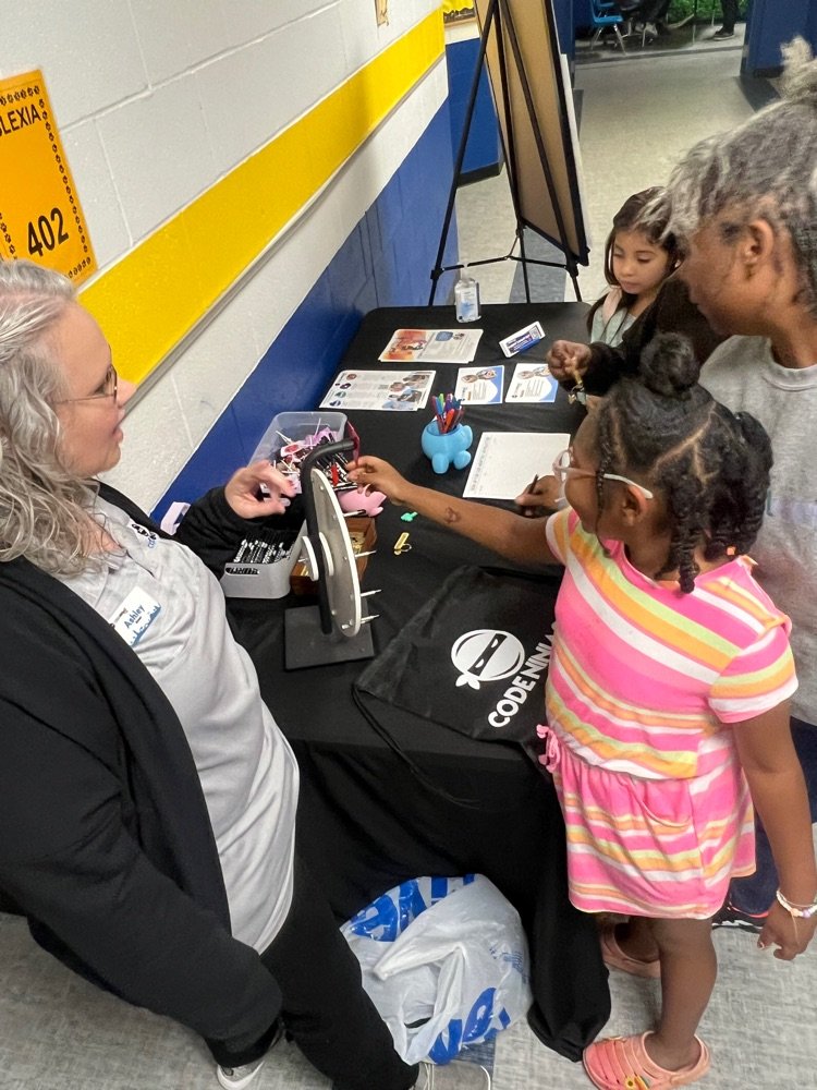 We had a stupendous time at STEM Night! 

¡Lo pasamos estupendamente en la Noche STEM!
