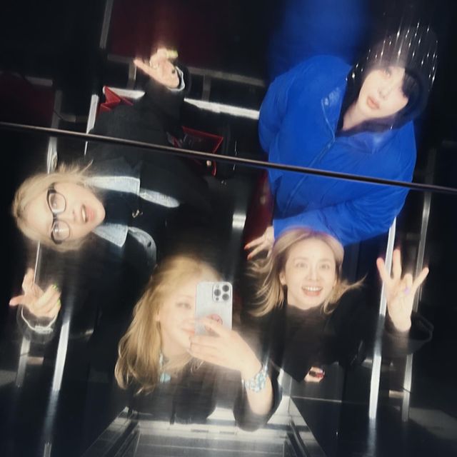 🚨 — 2NE1 juntinho em nova foto divulgada pela nossa maravilhosa líder CL! 

#2NE1 #투애니원  #CL #SandaraPark #Minzy #ParkBom
