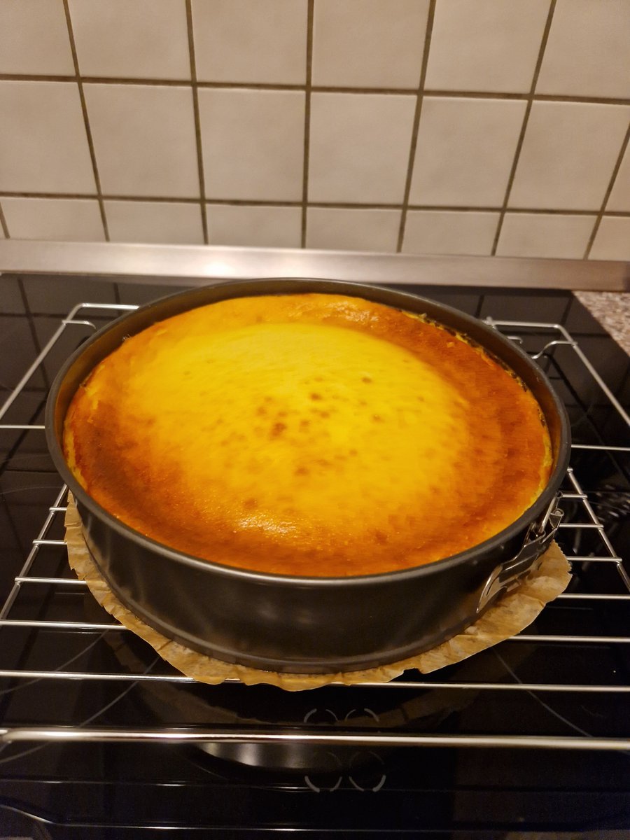 Jack_Mirror's tweet photo. @SonguelSunny Ich bin auch gerade dabei, vieles selbst zu machen. Die Homepage "Einfach Backen" ist da echt goldwert. Brötchen sind auch selbstgemacht viel leckerer 😋 https://t.co/hnFtaI4Dof